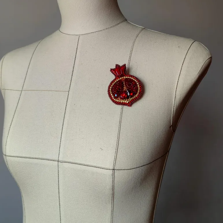 Брошь ручной работы гоанат из бисера. Украшения бижутерия в подарок маме, бабушке.