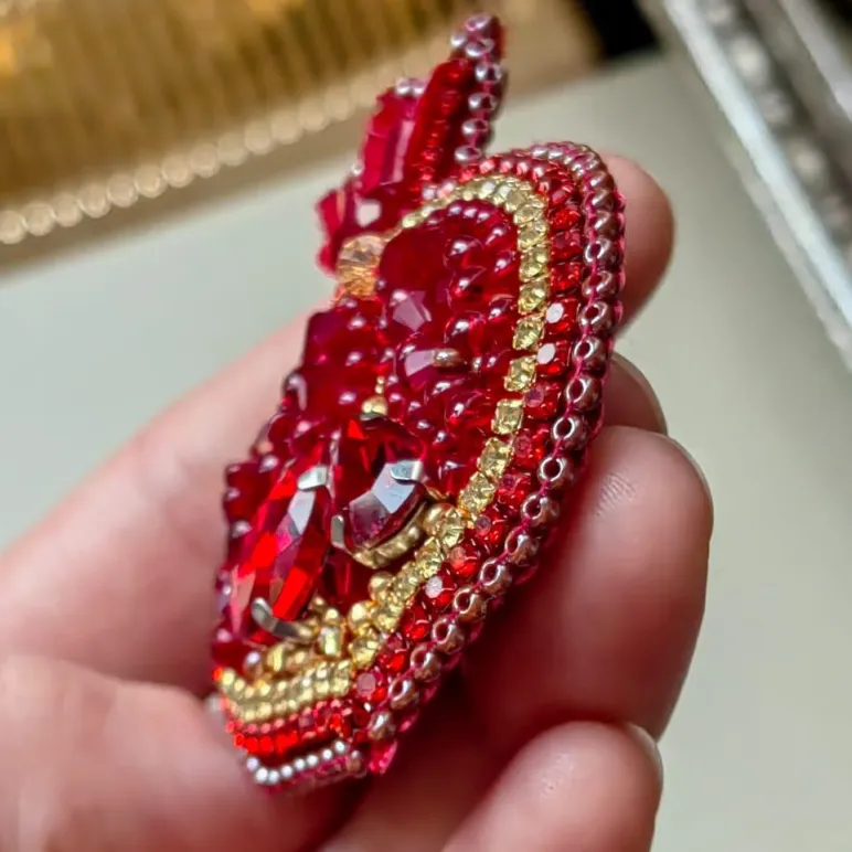 Брошь ручной работы гоанат из бисера. Украшения бижутерия в подарок маме, бабушке.