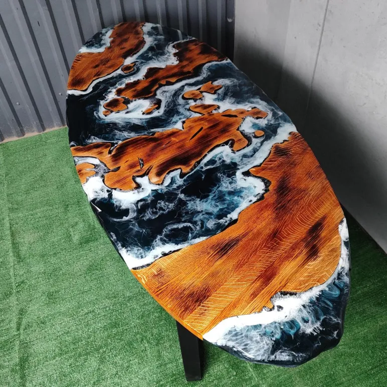 Стол овальный из массива дуба и эпоксидной смолы река