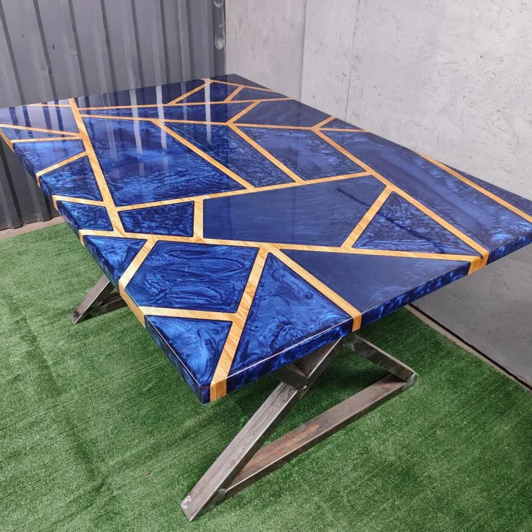 стол из массива и эпоксидной смолы