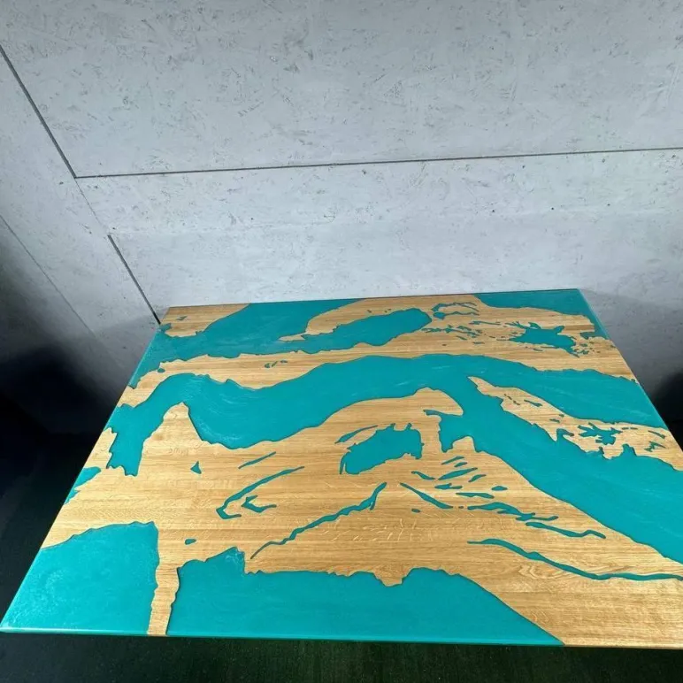 Стол из массива дуба и эпоксидной смолы река