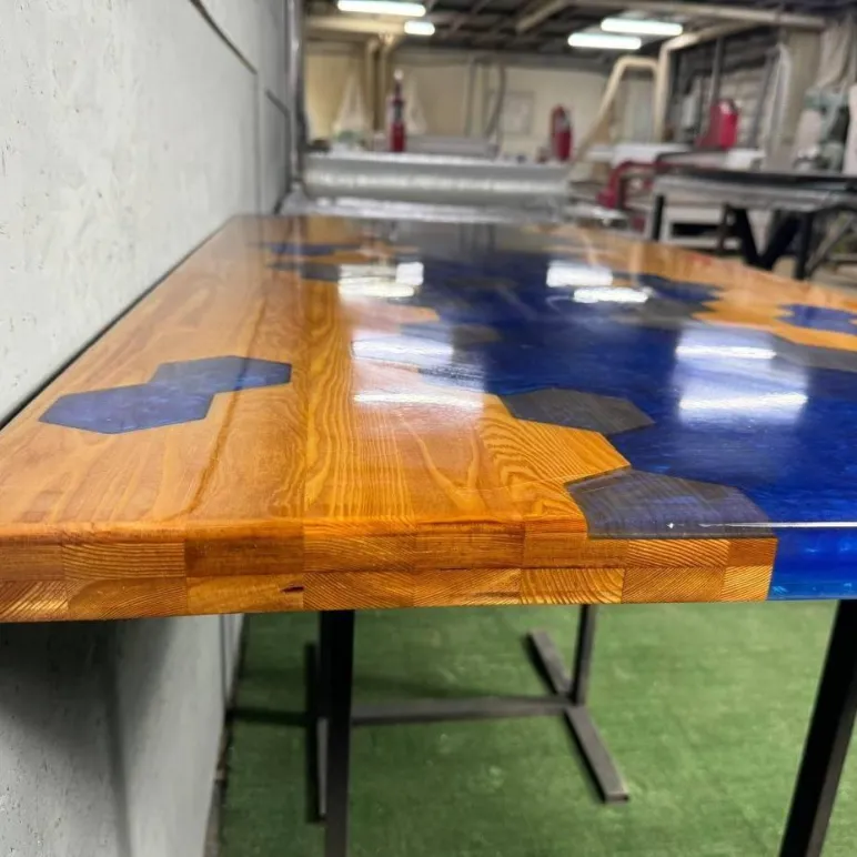 Стол из массива дуба и эпоксидной смолы река