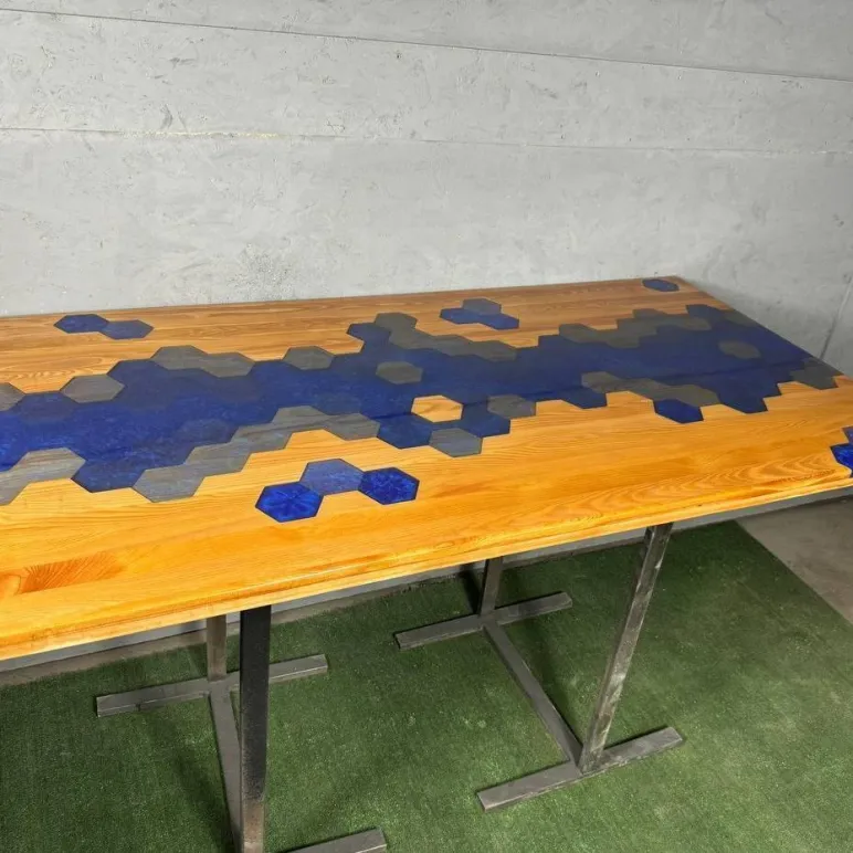 Стол из массива дуба и эпоксидной смолы река