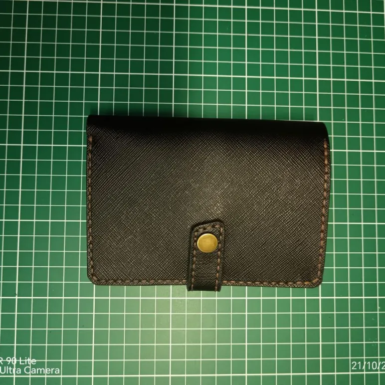 Кожа Сафьяно, выдерживает механические повреждения.