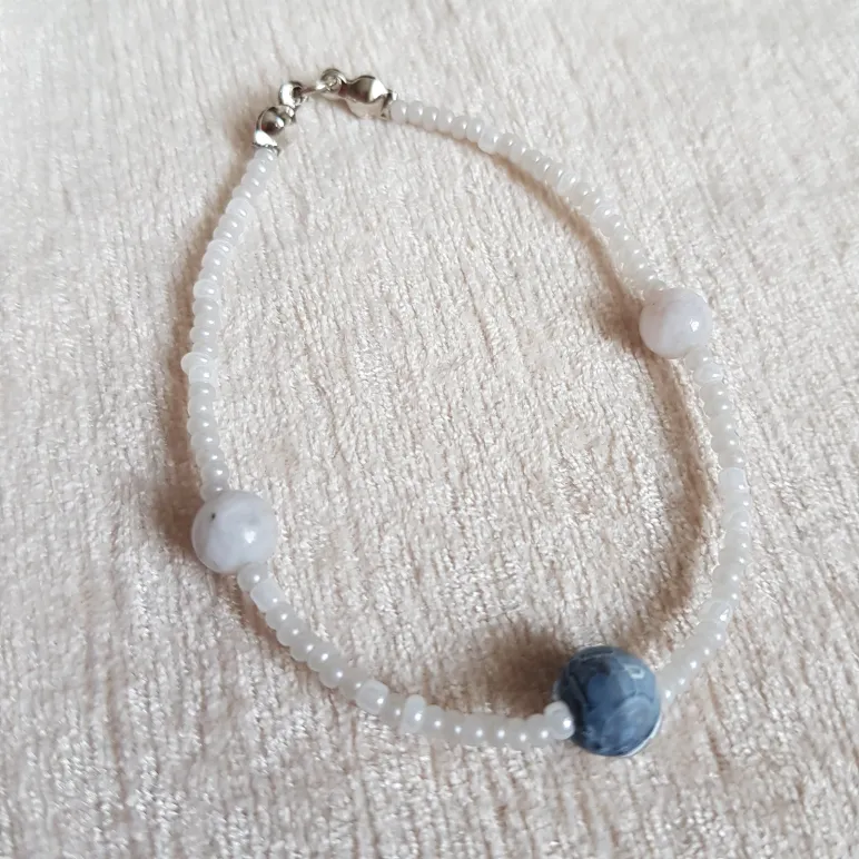 Браслеты из бисера с бусинами и кристаллами