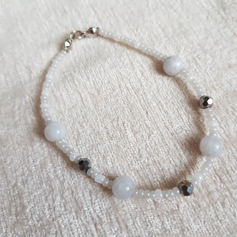 Браслеты из бисера с бусинами и кристаллами