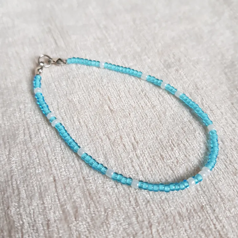 Браслеты из бисера с бусинами и кристаллами