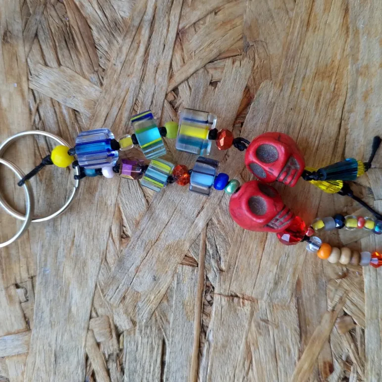 Комплект из двух брелоков с черепками