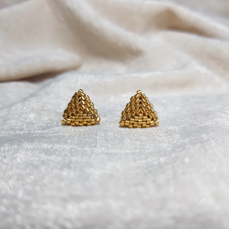 Серьги пусеты и жемчугом и биконусами Сваровски