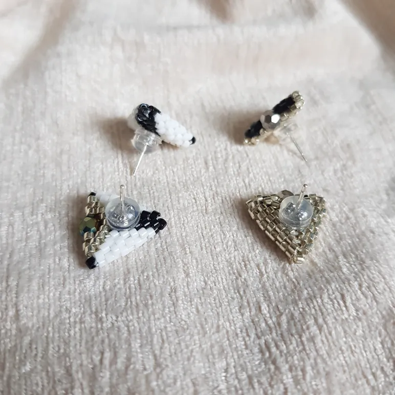 Серьги пусеты и жемчугом и биконусами Сваровски