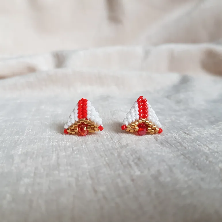 Серьги пусеты и жемчугом и биконусами Сваровски