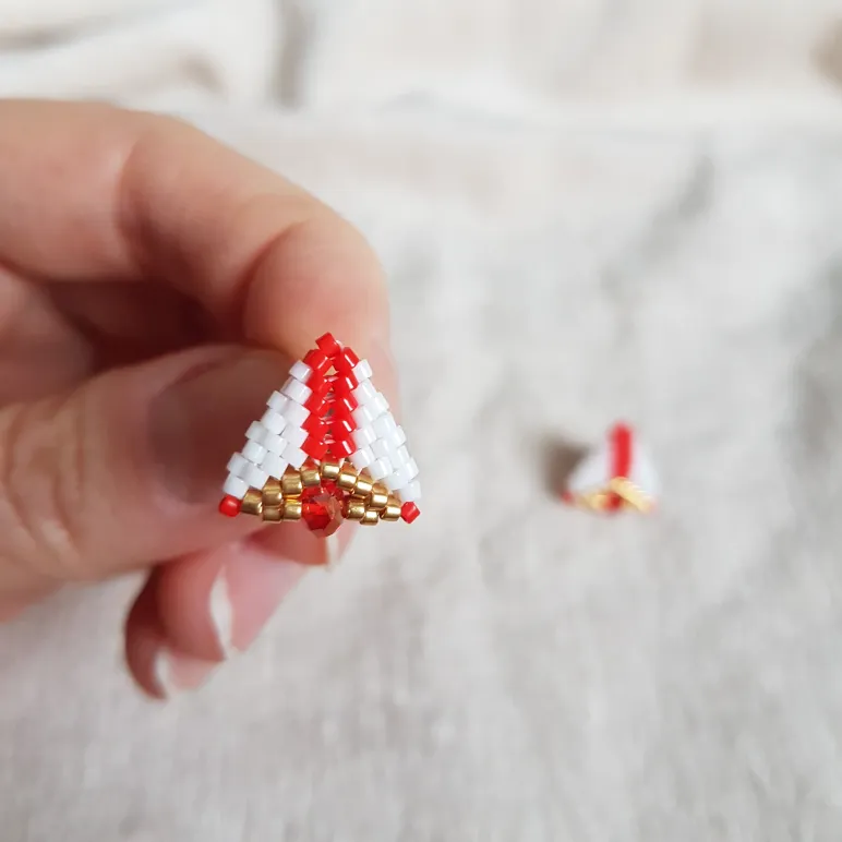 Серьги пусеты и жемчугом и биконусами Сваровски