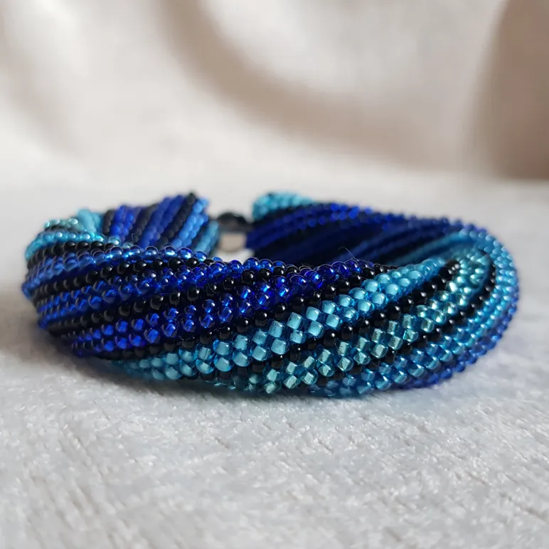 ​Браслет "Синие грани" с рельефной текстурой