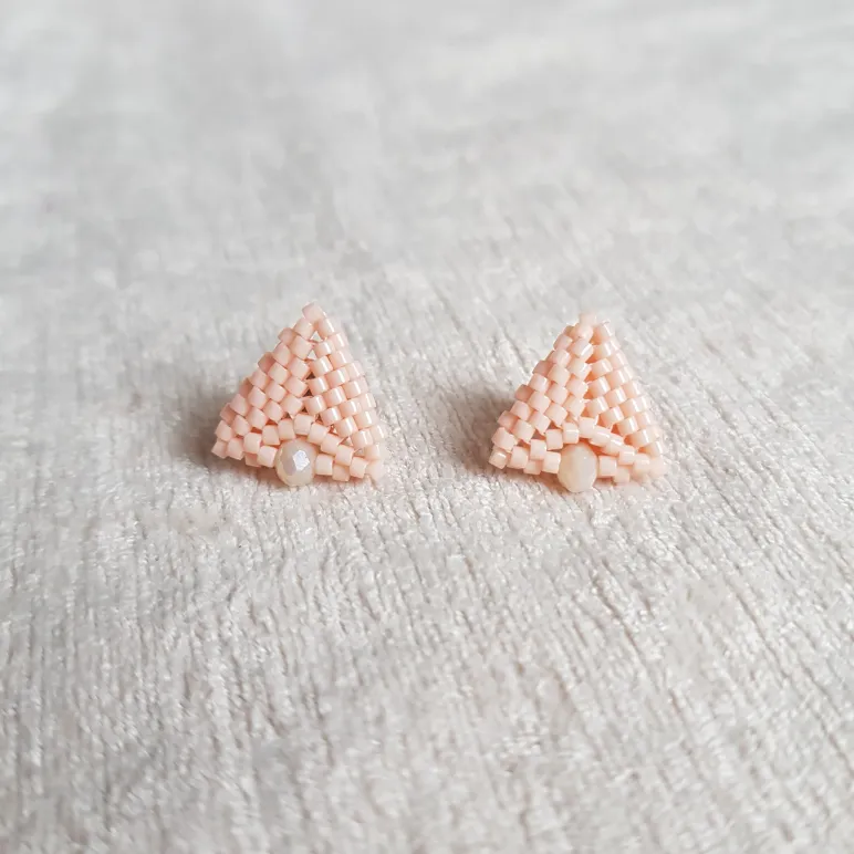 Серьги пусеты и жемчугом и биконусами Сваровски