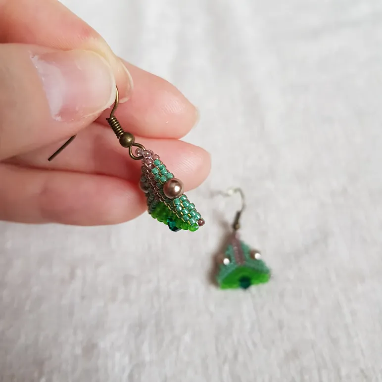 Серьги с жемчугом, биконусами. ронделями