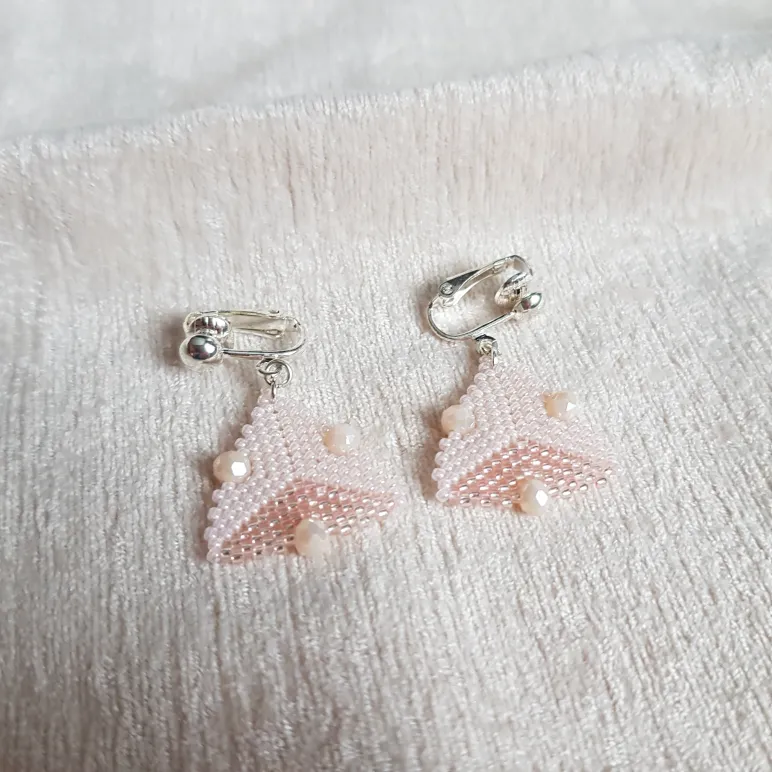 Серьги с жемчугом, биконусами. ронделями