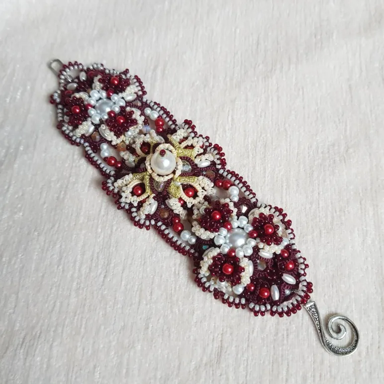 Комплект: Браслет и серьги "Вишня на креме" фриволите