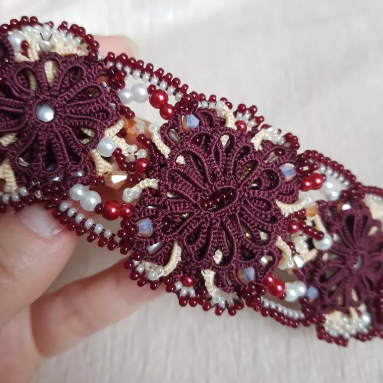 Комплект: Браслет и серьги "Вишня на креме" фриволите