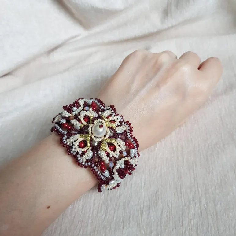 Комплект: Браслет и серьги "Вишня на креме" фриволите