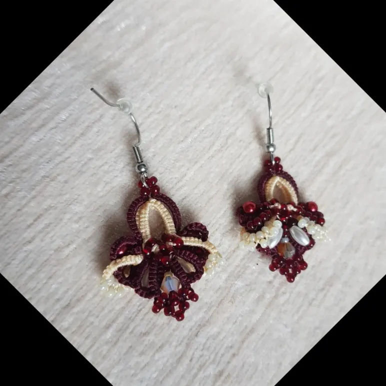 Комплект: Браслет и серьги "Вишня на креме" фриволите