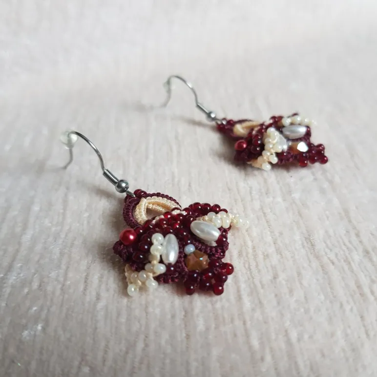 Комплект: Браслет и серьги "Вишня на креме" фриволите