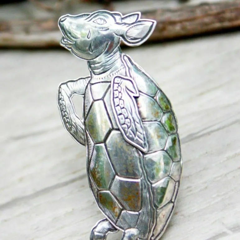 Серебряная брошь "Алиса в Стране Чудес" от KIR CARSON