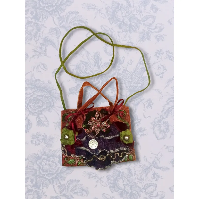 Кастомная сумка с золотой подвеской