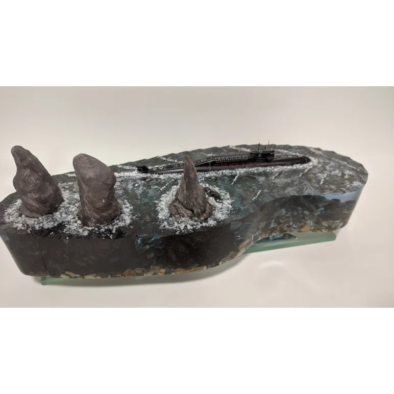 Модель подводной лодки 667БДР "Кальмар" на фоне скал "Три брата".