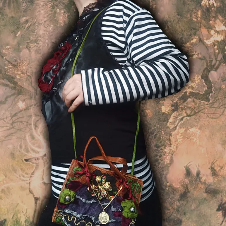 Кастомная сумка с золотой подвеской